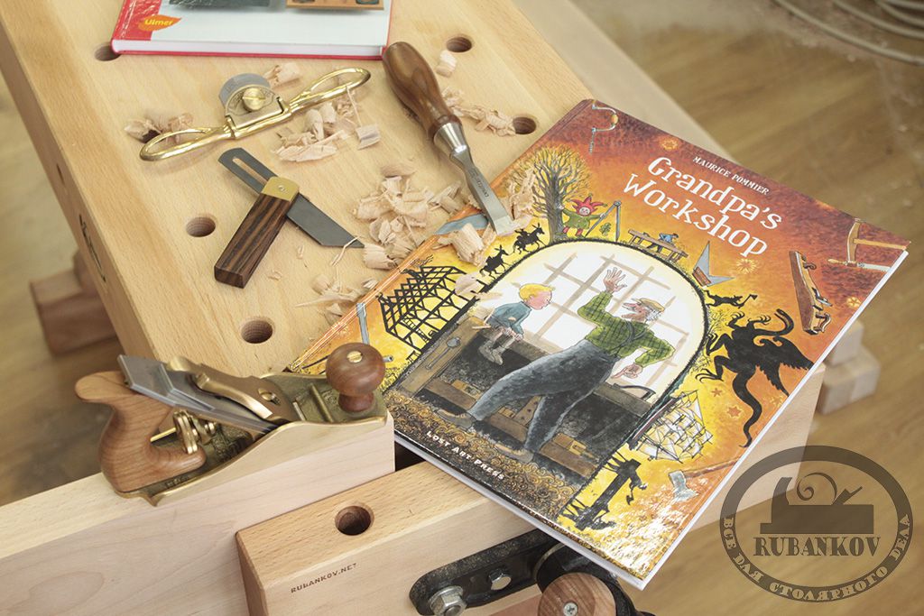 Детский верстак, книга и инструменты Детский верстак, книга и инструменты