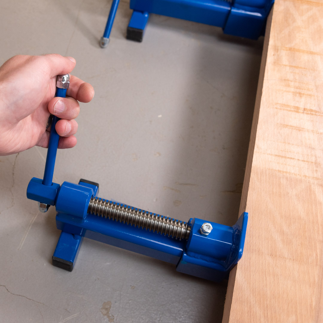 Пример работы зажимных винтов корпусной струбцины - ваймы (Петроградъ) Пример работы зажимных винтов корпусной струбцины - ваймы (Петроградъ)