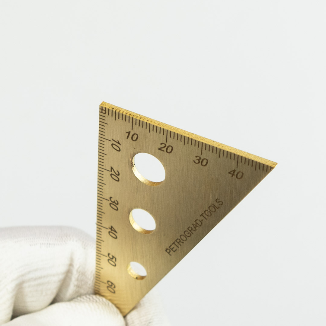 разметка угольника нанесена лазером разметка угольника нанесена лазером