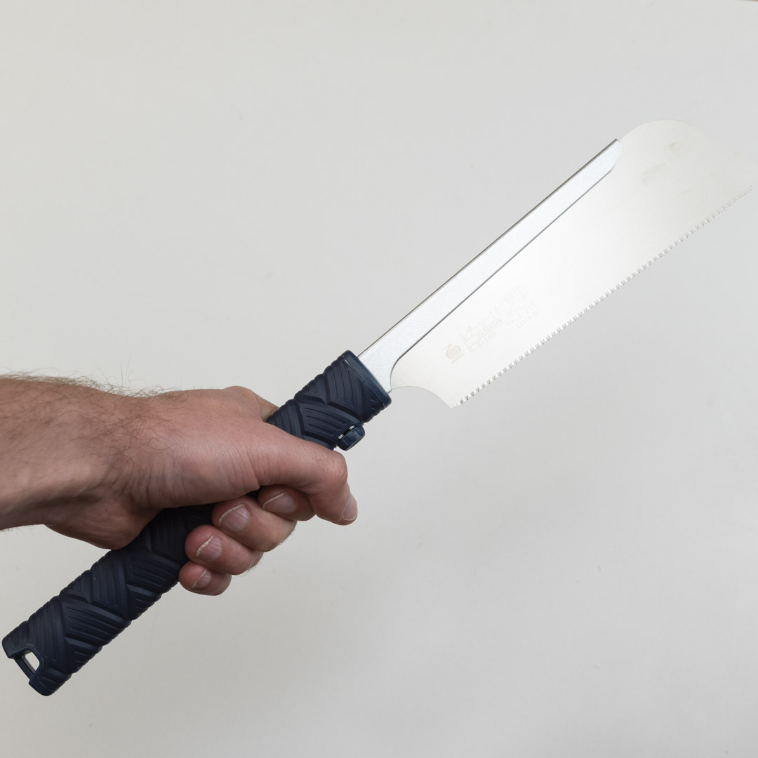 Пила Gyokucho Dozuki Jushi в руке Пила Gyokucho Dozuki Jushi в руке