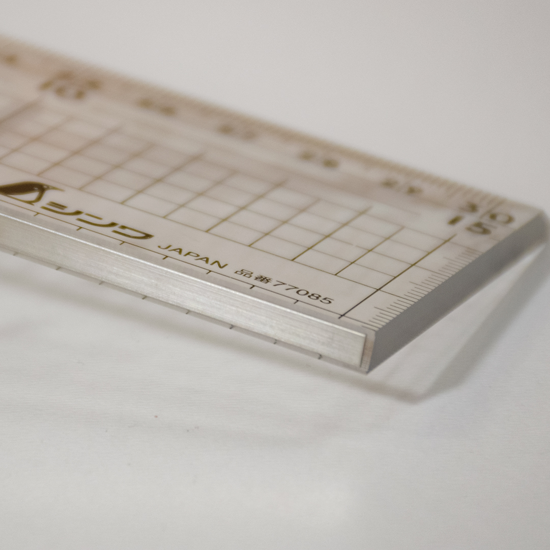 Линейка отрезная акриловая с стороной из нерж. стали, Shinwa, 30см Линейка отрезная акриловая с стороной из нерж. стали, Shinwa, 30см