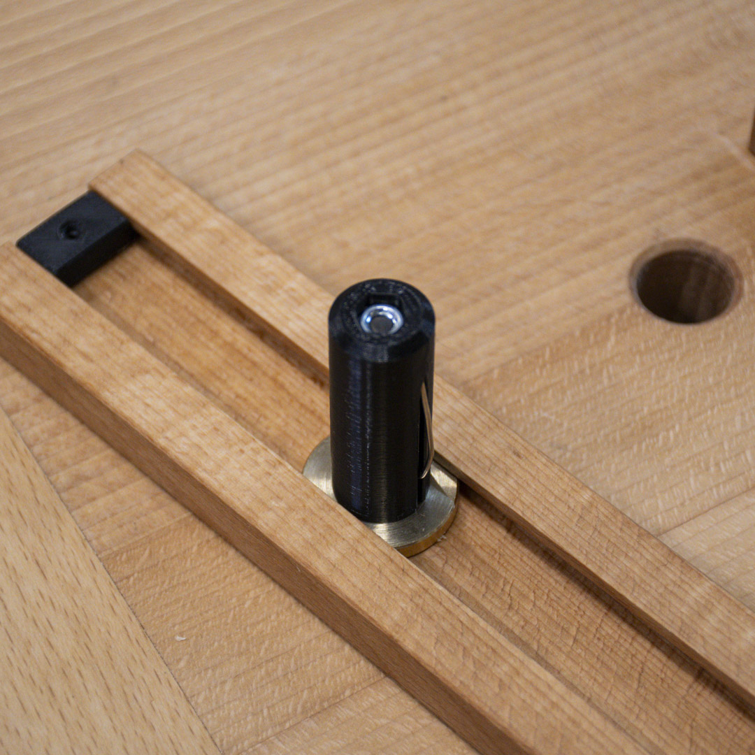 Упор верстачный ПЕТРОГРАДЪ, модель 3 (Planning Stop), для отверстий D19мм Упор верстачный ПЕТРОГРАДЪ, модель 3 (Planning Stop), для отверстий D19мм