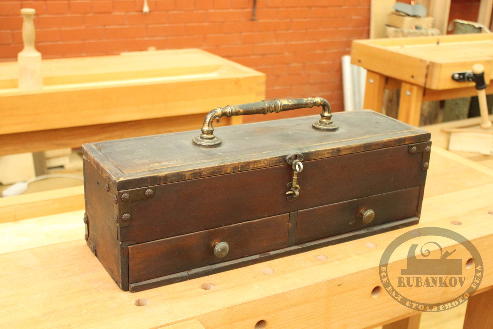 Плотницкий деревянный ящик для инструментов на столе
