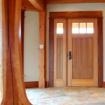 Входная дверь с массивными филенками и застекленной частью