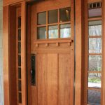 Интересная дверь с филенкой и стеклом