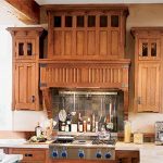 Кухонные фасады с филенчатыми дверцами и стеклами