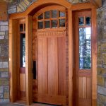 Входная дверь с филенками, остеклением и аркой