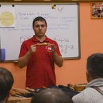 Дмитрий Пушин знакомит с токарными изделиями курсантов