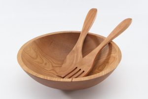 Простой деревянный набор посуды