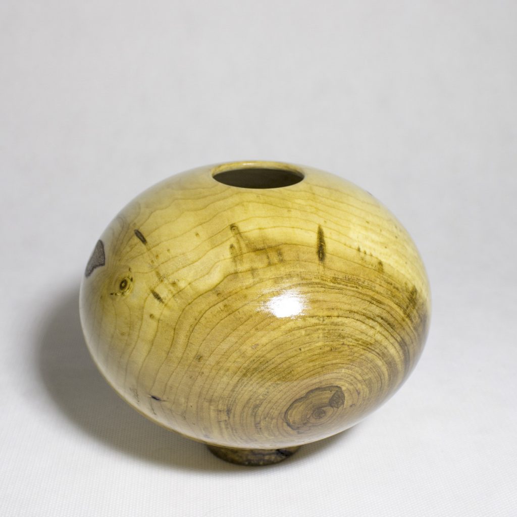 Точеная ваза из дерева