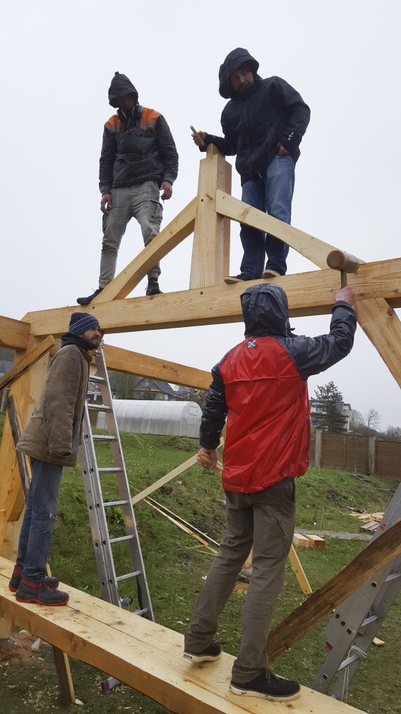 Вбиваем фиксирующие шканты в соединения балок фахверка