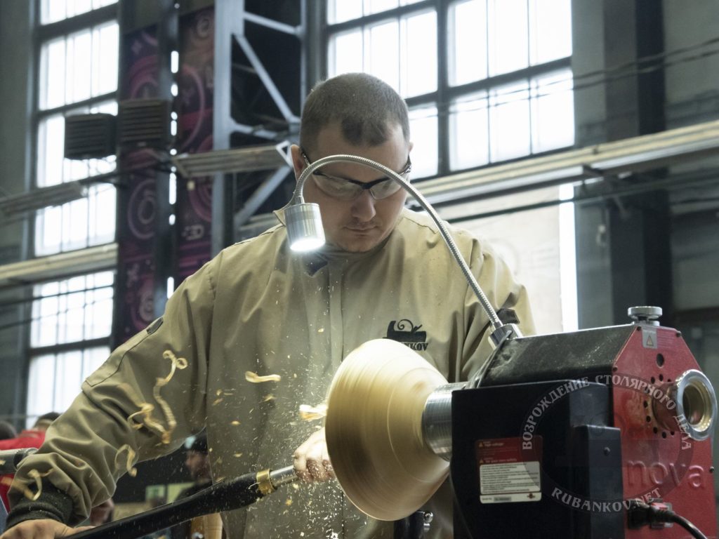 Дмитрий Пушин за станком