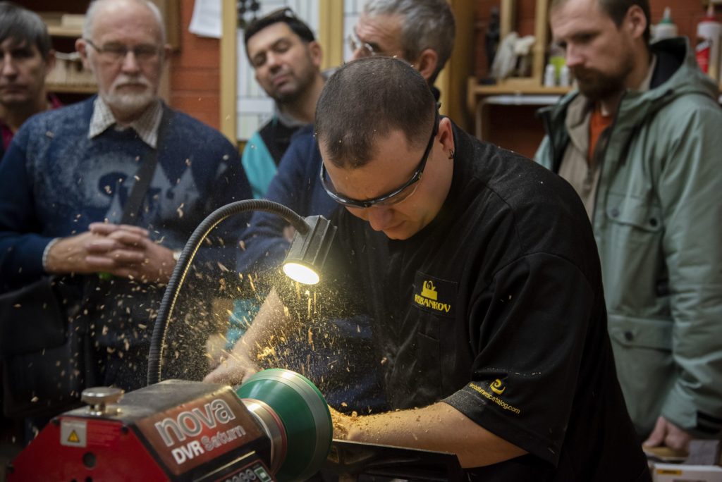 Дмитрий Пушин за токарным станком