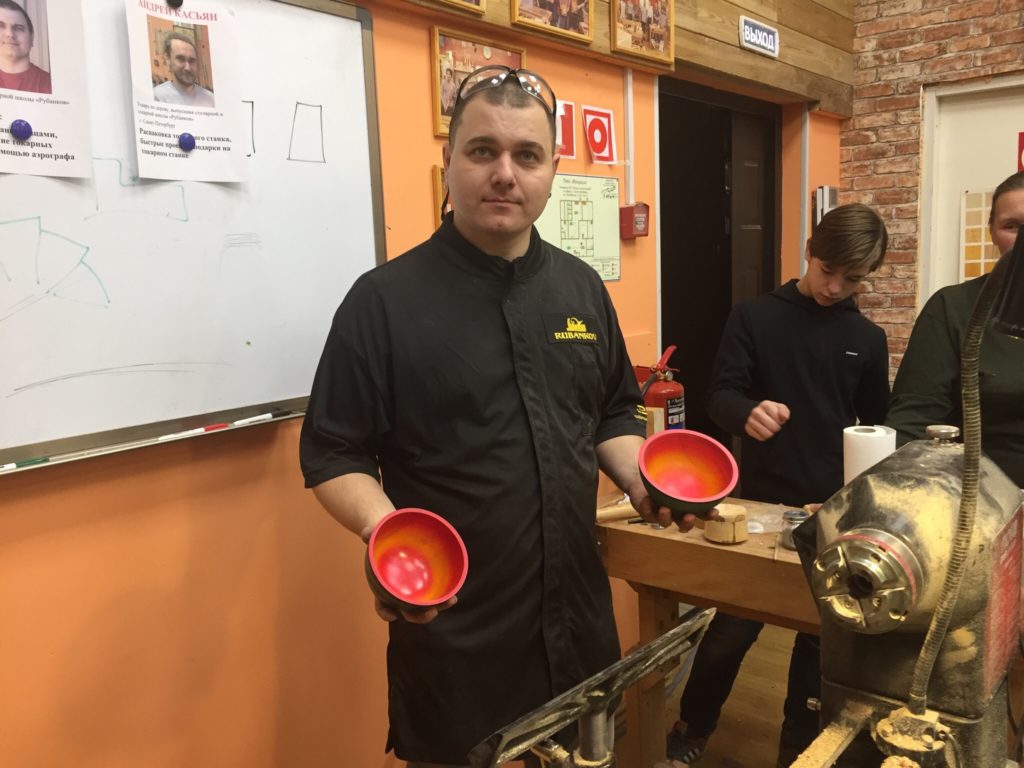 Дмитрий Пушин с токарными изделиями с мастер-класса