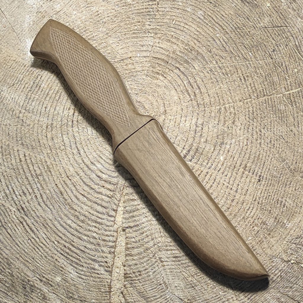 Нож в деревянных ножнах