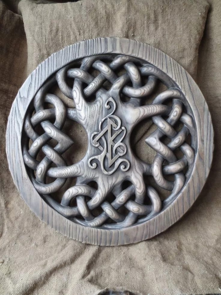 Кельтский орнамент в дереве
