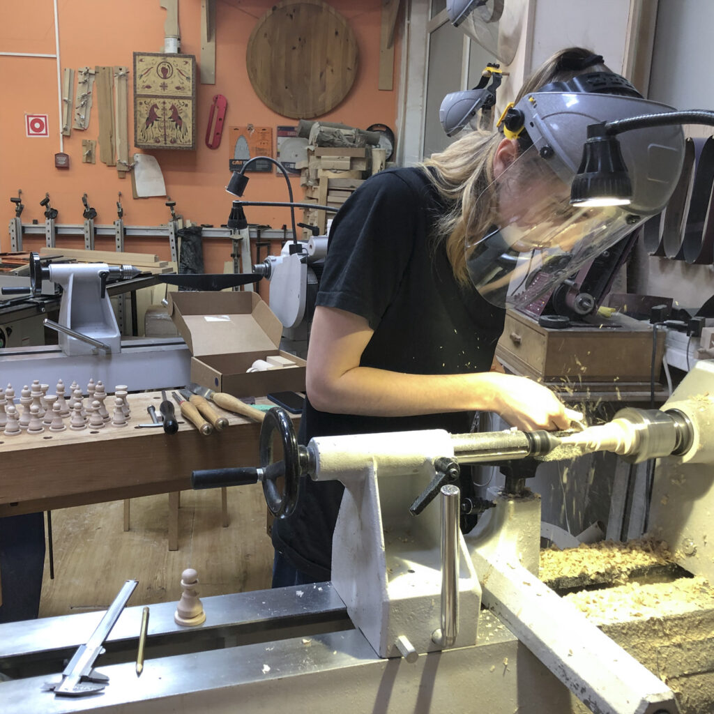 процесс изготовления шахматных фигур