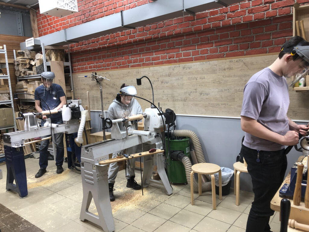 курсанты за работой в токарном классе школы Рубанков