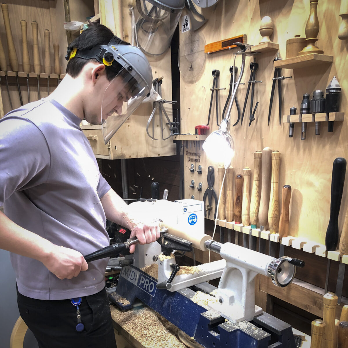 курсант за работой в токарном классе школы Рубанков