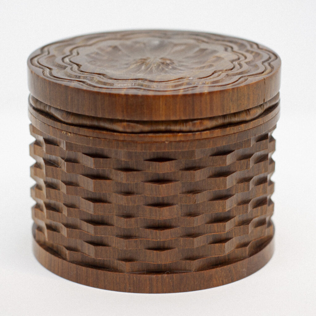 пример токарной шкатулки с декором