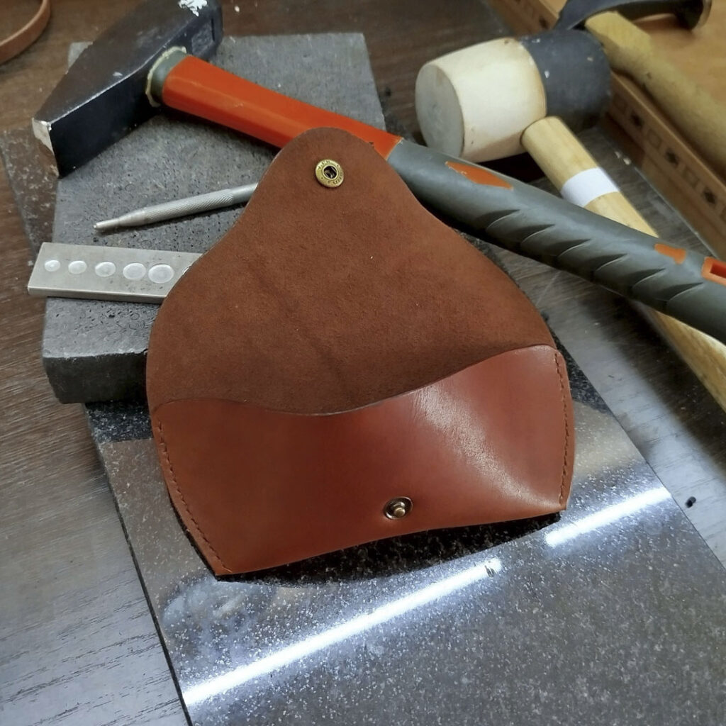 кожаный футляр в процессе изготовления