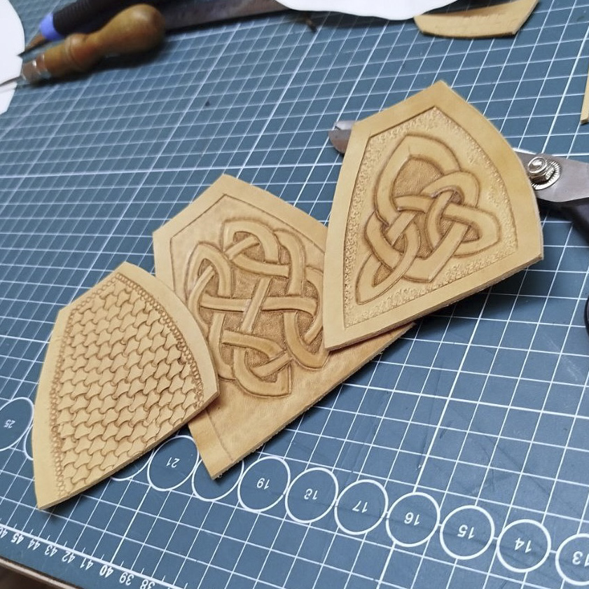 варианты тиснения по коже