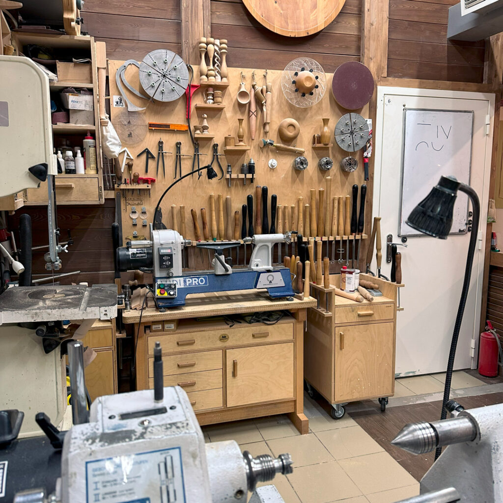 стенд инструментов токарной школы