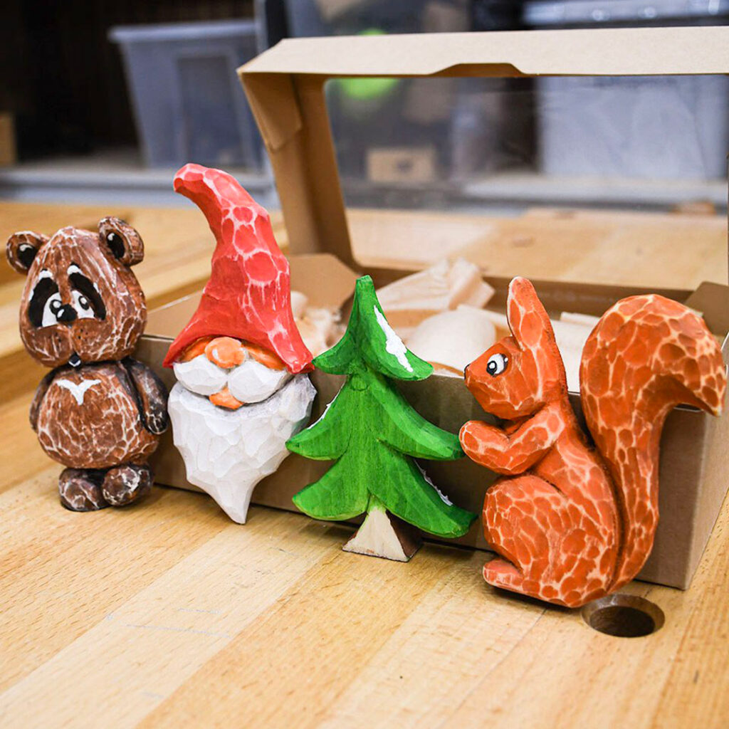 елочные игрушки и подарочная упаковка